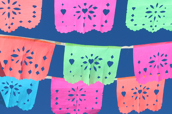 coloridos papel picados mejicanos del día de los muertos 