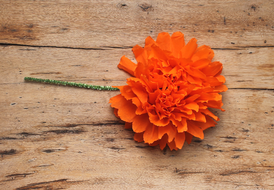 flores de papel mejicanas artesanías en papel crepé anaranjado 