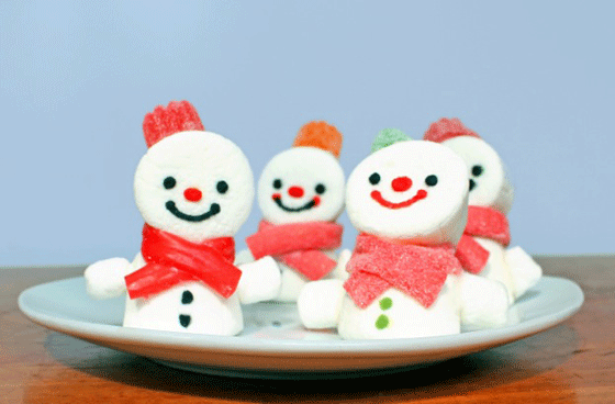 Step-by-step marshmallow snowmen are fun and easy to make tutorial!